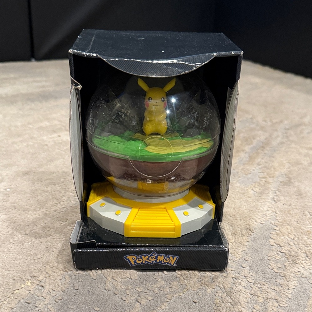 New PKMN Globe 2021 Pokemon Pikachu Illuminated Terrarium 5" tall light glows - Picture 1 of 8